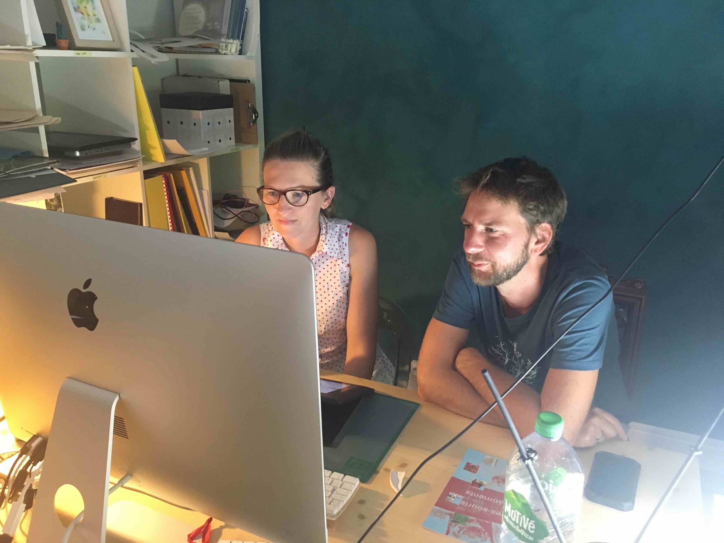 Hélène Ducrocq, réalisatrice de “Maraude et Murphy” montre l’avancement de l’animation à Boris Misiak